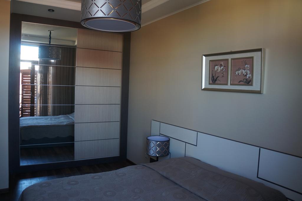 Apartment With Summer Terrace Батуми Стая снимка