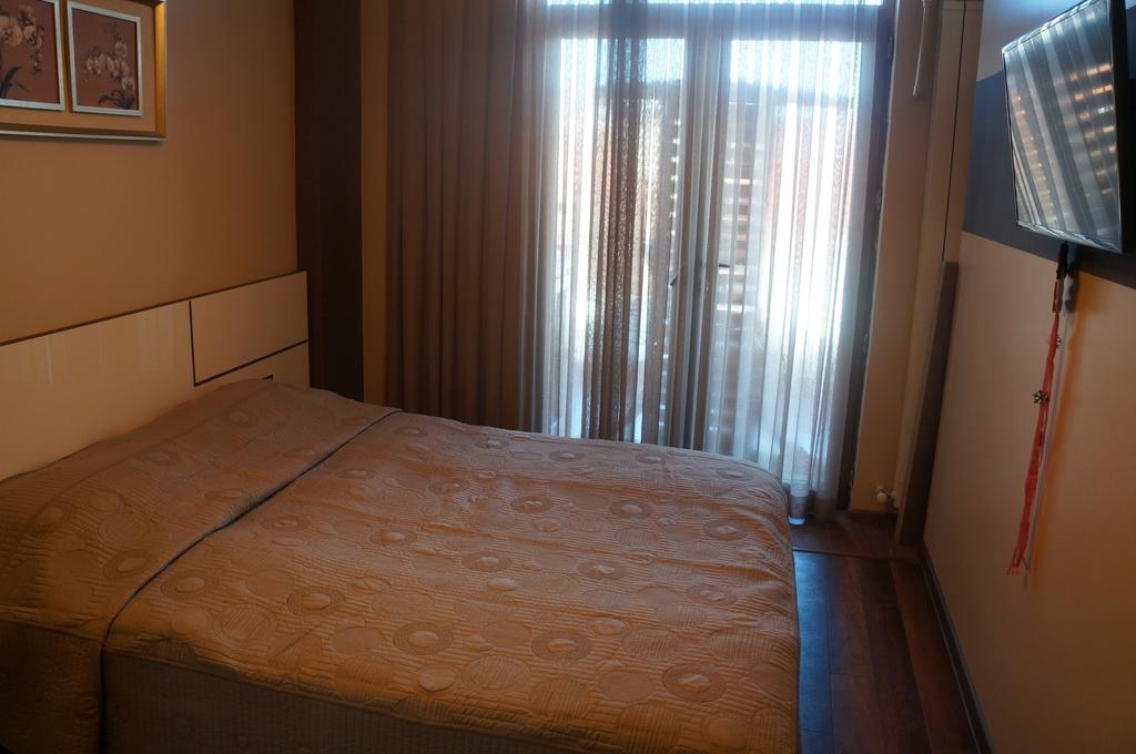 Apartment With Summer Terrace Батуми Стая снимка