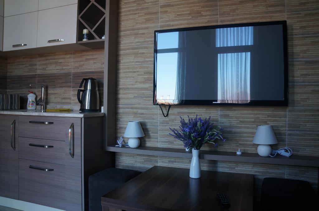 Apartment With Summer Terrace Батуми Стая снимка